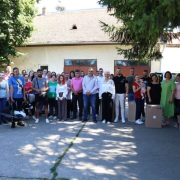 Predsednik Meljanac uručio auto-sedišta za najmlađe