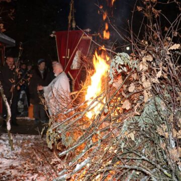 Loženje badnjaka u Jaši Tomiću