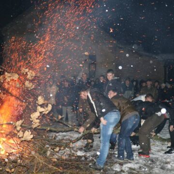 Loženje badnjaka i podela paketića u Krajišniku