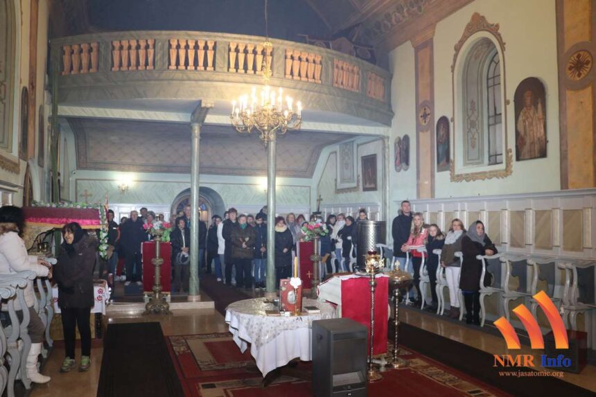 Loženje badnjaka u porti pravoslavne crkve u Jaša Tomiću