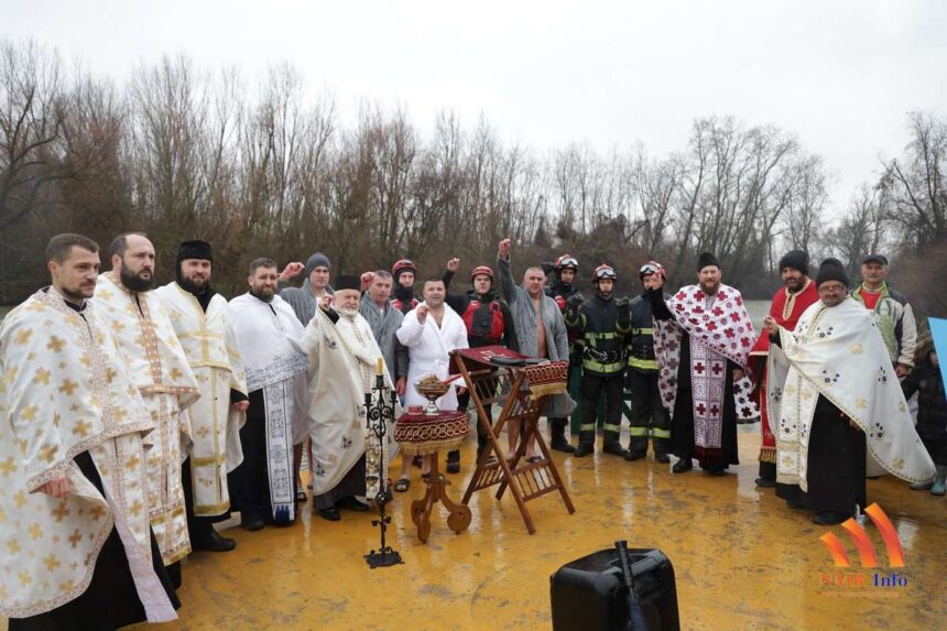 Tradicionalno plivanje za Časni Krst u Sečnju