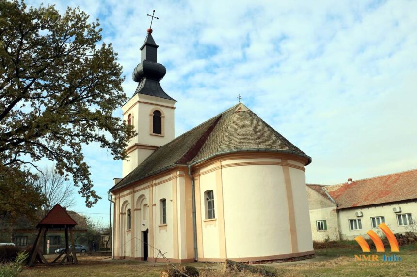 Popravka krsta na pravoslavnoj crkvi u Konaku