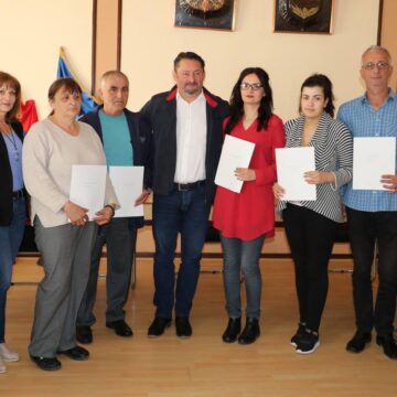 Dodela-kuca-izbeglim-licima-19 Predrag Rađenović uručio ugovore o kupovini 5 seoskih kuća sa okućnicom