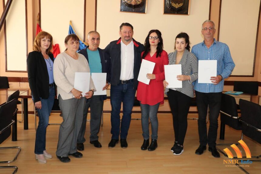 Predrag Rađenović uručio ugovore o kupovini 5 seoskih kuća sa okućnicom