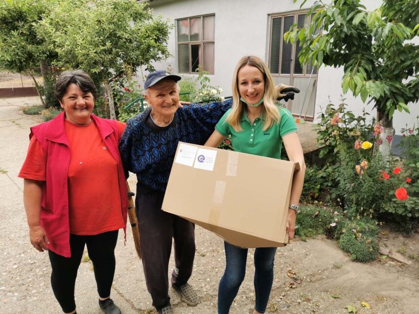 Ekumenska_humanitarna_organizacija_01 Podela paketa starijim sugrađanima korisnicima usluge kućna nega i pomoć u kući
