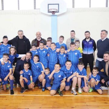 FK_Radnicki_1911_41 Ministar Vanja Udovičić sa najmlađim članovima FK „Radnički 1911“