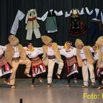 Oduševljena publika folklornim igrama na koncertu KUD-a „Vlado Tomanović“