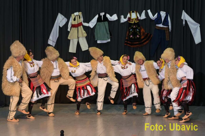 Oduševljena publika folklornim igrama na koncertu KUD-a „Vlado Tomanović“