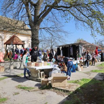 HUMANITARNI BAZAR U KONAKU: Sakupljena velika svota za lečenje malog Arsenija