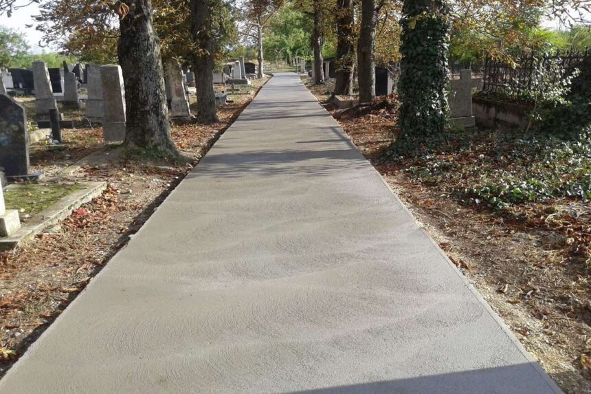 Betonirana staza na katoličkom groblju u Konaku