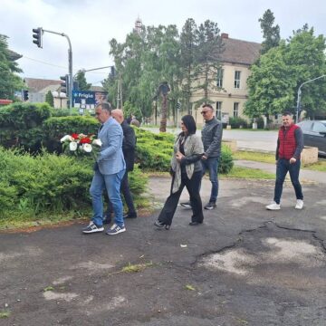 Povodom Dana pobede nad fašizmom položen venac na spomenik palim borcima u Sečnju