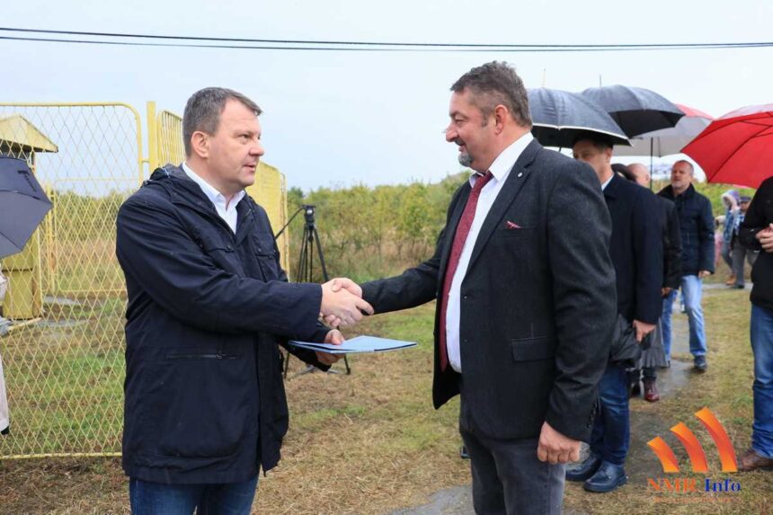 Mirović u Neuzini uručio Rađenoviću Rešenje za bušenje i opremanje bunara