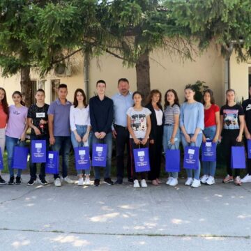 Opština Sečanj nagradila najbolje učenike