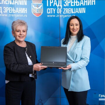 POSETA-MINISTARKA-ZARIC-KOVACEVIC-019 Ministarka Jelena Žarić Kovačević uručila 40 laptop računara opštinama Nova Crnja i Sečanj