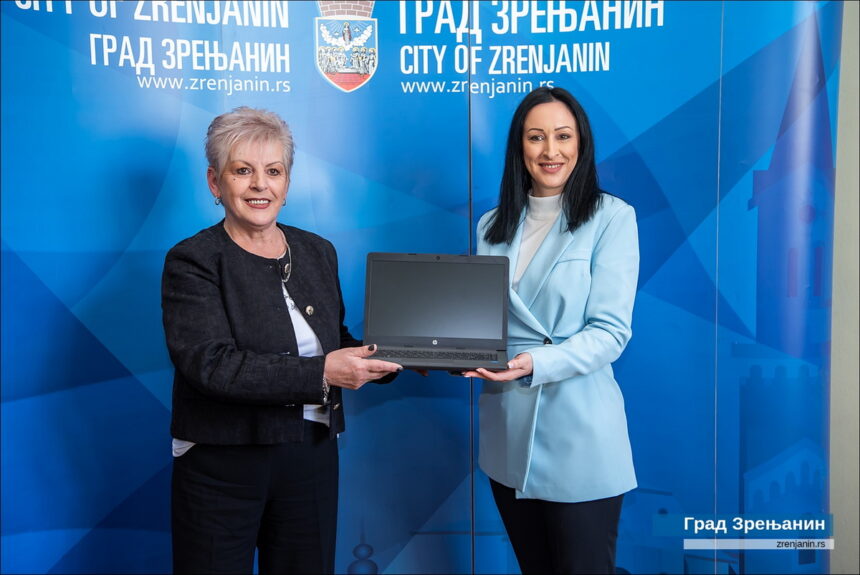 POSETA-MINISTARKA-ZARIC-KOVACEVIC-019 Ministarka Jelena Žarić Kovačević uručila 40 laptop računara opštinama Nova Crnja i Sečanj