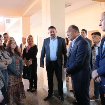 Ministar Šarčević posetio srednju školu u Sečnju
