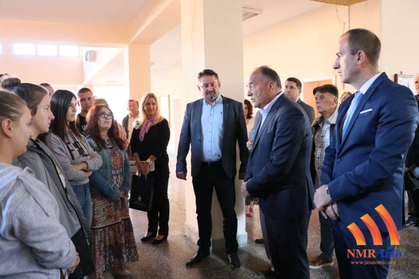 Ministar Šarčević posetio srednju školu u Sečnju