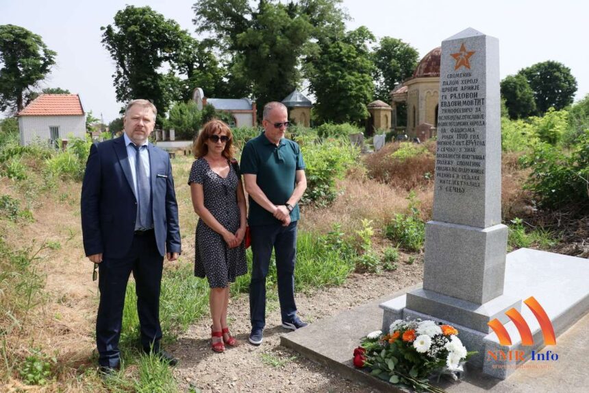 Polaganje cveća na spomenik poginulom oficiru Crvene Armije u Sečnju