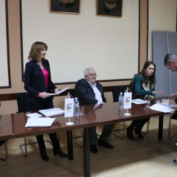 Ugovori_ekonomska_dvorista_03 Podsticajna sredstva za opremanje ekonomskih dvorišta dobilo 8 poljoprivrednika