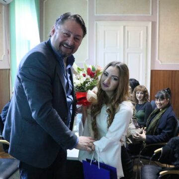 Violeta_Todorov_00 Predrag Rađenović uručio poklon Violeti Todorov