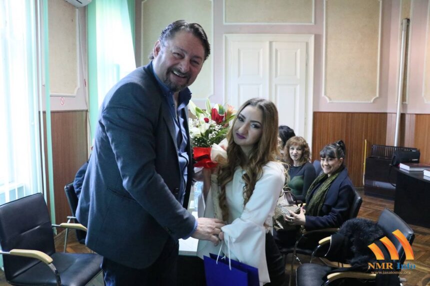 Violeta_Todorov_00 Predrag Rađenović uručio poklon Violeti Todorov