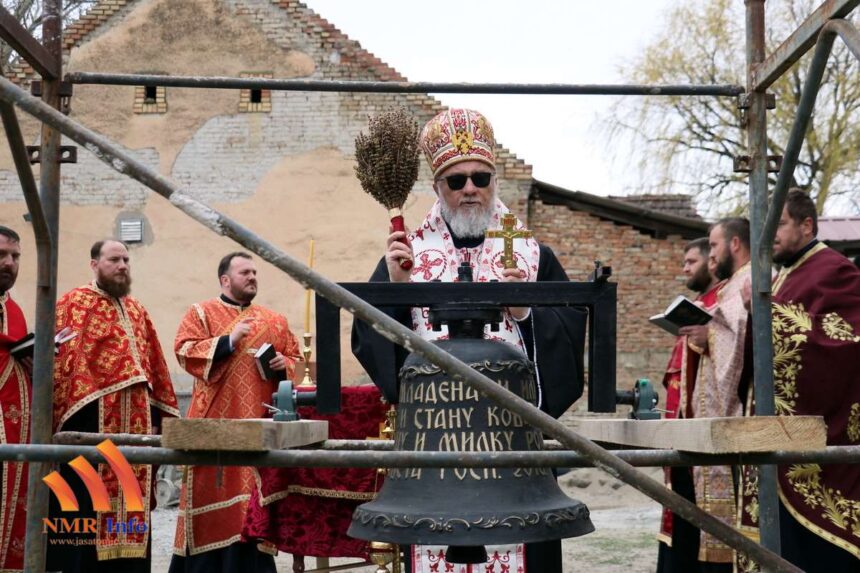 Vladika Nikanor osveštao zvono za hram Svetog Pantelejmona u Krajišniku