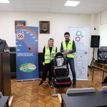 OPŠTINA SEČANJ POKLONILA 49 AUTO-SEDIŠTA ZA DECU