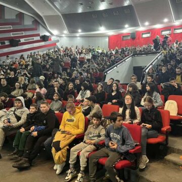 Pregršt primera iz svakodnevnog života i problemi sa kojima se susrećemo su danas izazvali mnogo reakcija i zabrinutosti u prepunoj sali