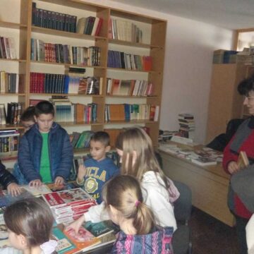 UČENICI NIŽIH RAZREDA OSNOVNE ŠKOLE IZ SUTJESKE U POSETI OGRANKU BIBLIOTEKE JOVAN DUČIĆ