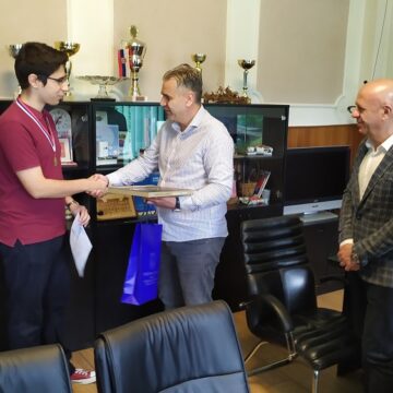 Opština Sečanj se ponosi Kostinim trijumfom na republičkom takmičenju iz mehatronike