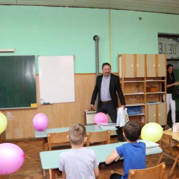 Predsednik Rađenović i ove godine obišao đake prvake