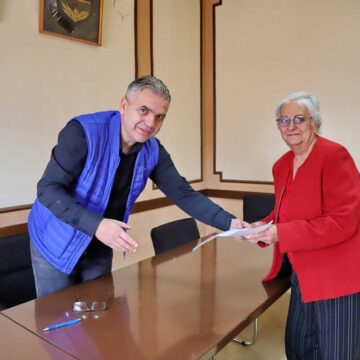 Predsednik Meljanac uručio ugovore korisnicima za sprovođenje energetske sanacije porodičnih kuća