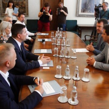 igor-mirovic-ugovori Mirović uručio Rađenoviću ugovor o sanaciji vodovodne mreže u Krajišniku