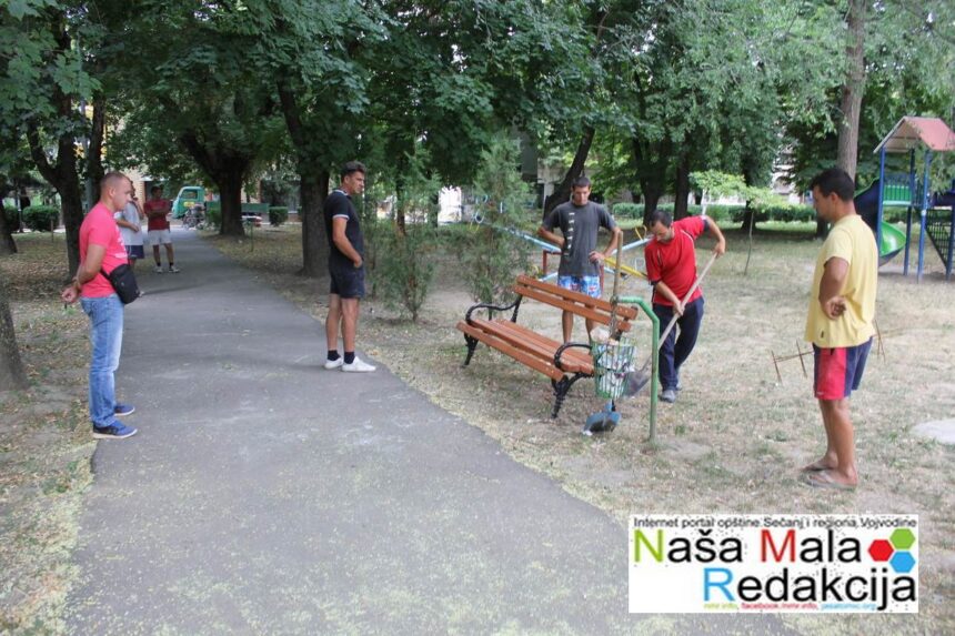 Postavljene klupe u parku