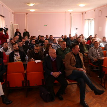 Održana tribina o uređenju poljoprivrednog zemljišta u Sečnju