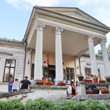 Lažne dojave o bombama stigle i na adrese sečanjskih škola