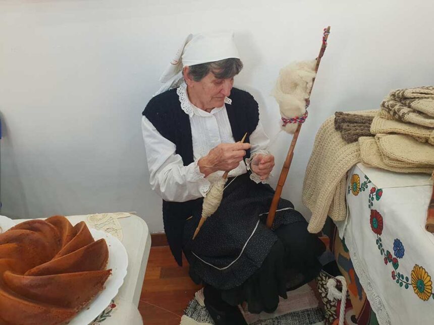Marica Kljajić jedna od retkih žena koja čuva od zaborava staru veštinu predenja vune
