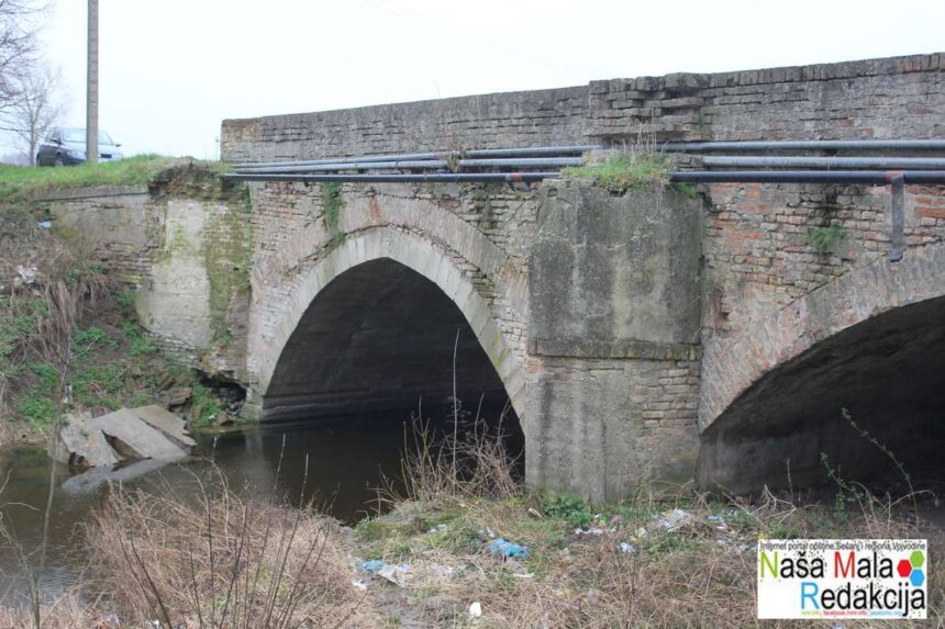 Ruši se zidani most