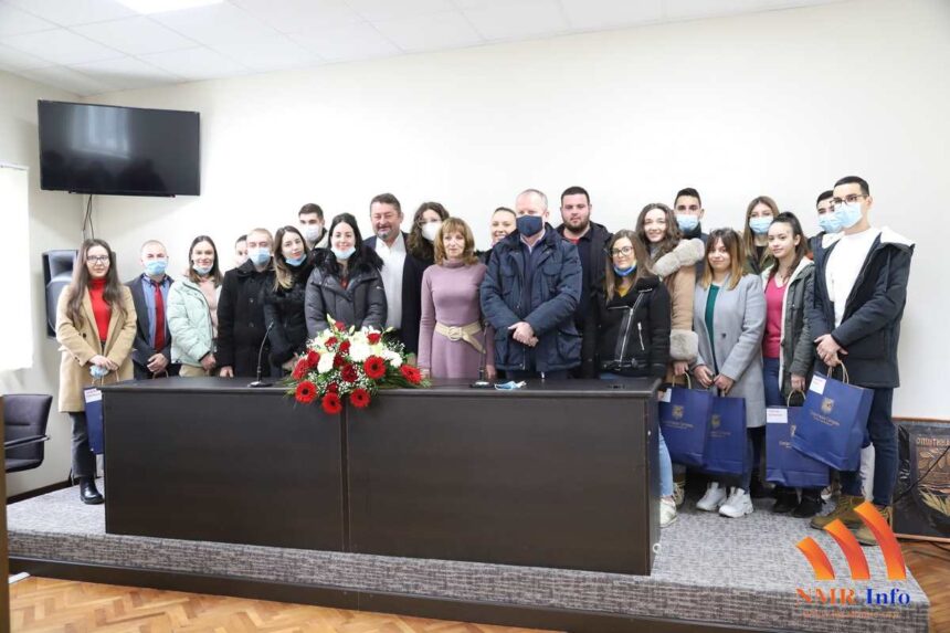NAJBOLJIM STUDENTIMA OPŠTINE SEČANJ URUČENE SVETOSAVSKE NAGRADE