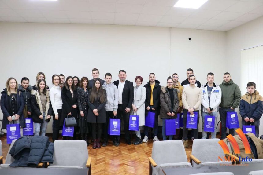 Predsednik Rađenović uručio nagrade najboljim studentima sa područja opštine Sečanj