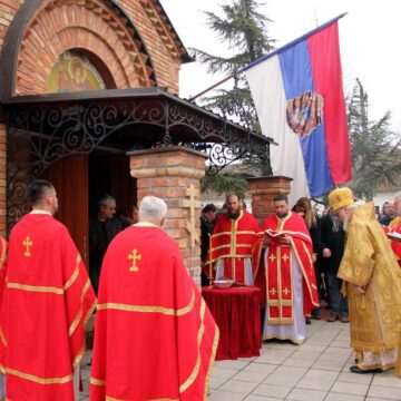 Vladika Nikanor osveštao zvona i freskopis u crkvi Sveti Dimitrije u Sečnju