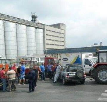 Poljoprivrednici blokirali uljaru u Zrenjaninu