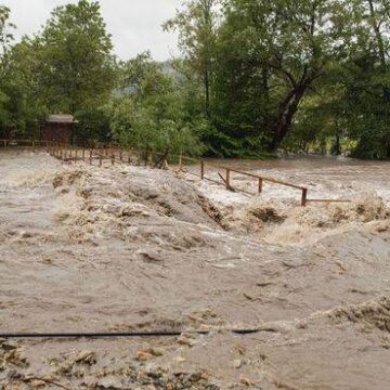 Dve žrtve poplava, nestao spasilac