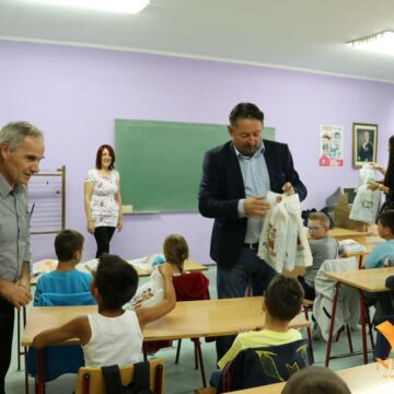 Predsednik Rađenović obišao đake prvake