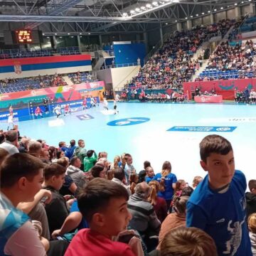 Polaznici škole rukometa na utakmici Srbija – Crna Gora