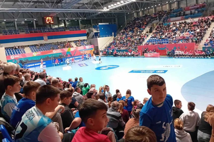 Polaznici škole rukometa na utakmici Srbija – Crna Gora