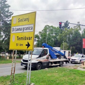 Popravka semafora nakon snažnog vetra u Sečnju