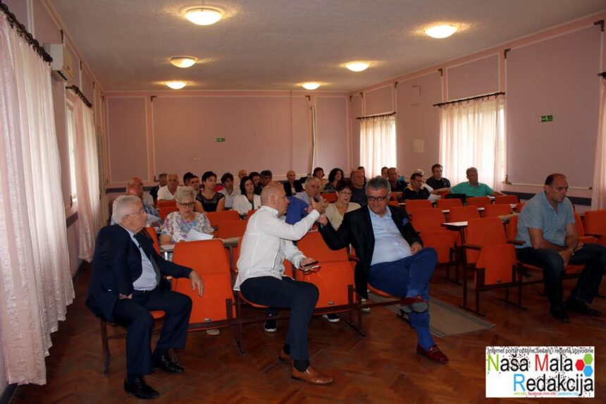 Bojkotuju a primaju plate
