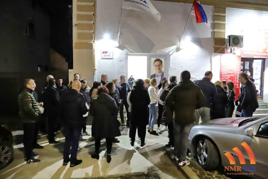 Veliki broj građana se večeras okupio u Sečnju