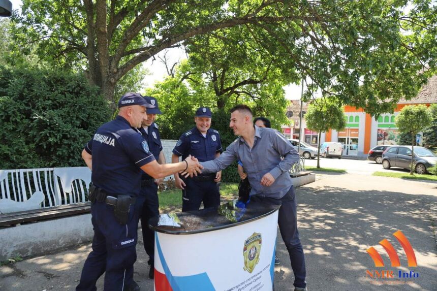 stand_policija_1 Promotivni štand policije u Sečnju